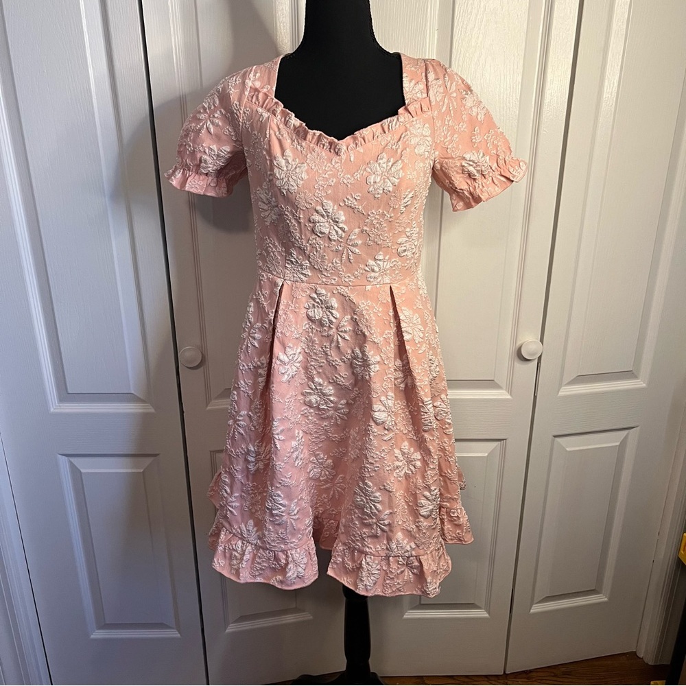 JJ's House Dress SZ L Pink White Embossed Floral Midi Ruffle back Tie Coquette - Picture 3 of 8